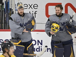 Målvakterna Linus Ullmark, till vänster, och Filip Gustavsson.