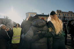 Folk slöt upp på Stortorget i Örebro på tisdagen för att hedra offren för skolskjutningen på Risbergska den 4 februari.