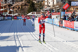 Mathias Holbæk med sin segergest som inte uppskattades av Internationella skidförbundet.