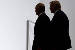 Rysslands president Vladimir Putin och USA:s president Donald Trump vid ett möte 2019 i Japan.