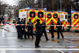 Polis och ambulanspersonal arbetar på den plats i München där en bil körts in i en demonstrerande folkmassa.