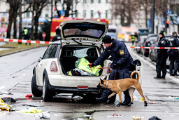 Polis och ambulanspersonal arbetar på den plats i München där en bil körts in i en demonstrerande folkmassa.