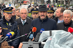 Delstaten Bayerns politiske ledare Markus Söder på den plats i München där en man i bil rammade en demonstration.