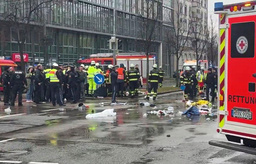 Räddningstjänst på plats efter att en bil kört in i en folkmassa i München.