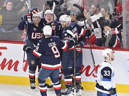 USA jublar efter Brady Tkachuks andra mål i matchen fram till 5–1. Finlands Nikolas Matinpalo (33) deppar.