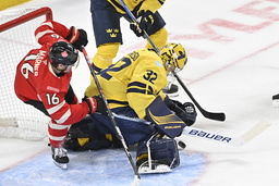 Filip Gustavsson, här mot Kanada, fortsätter i det svenska målet mot Finland på lördagen.