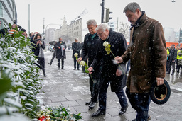 Bayerns ledare Markus Söder, Tysklands president Frank-Walter Steinmeier och Münchens borgmästare Dieter Reiter lämnar blommor vid platsen där över 30 personer skadades i ett dåd på torsdagen.