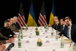 Ukrainas president Volodymyr Zelenskyj till vänster och USA:s vicepresident JD Vance till höger.