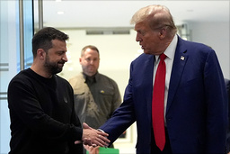 Ukrainas president Volodymyr Zelenskyj skakar hand med Donald Trump i Trump Tower i New York i september.