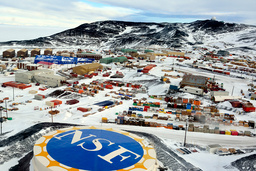 Ett av NSF:s kändaste projekt: McMurdo-stationen i Antarktis. Det är den största forskningsbasen som finns vid Sydpolen. Arkivbild.