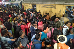 Kaos utbröt på järnvägsstationen i New Delhi på lördagen.