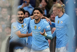 Manchester Citys Omar Marmoush, i mitten, bjöd på ett hattrick.