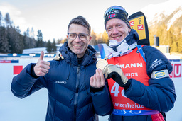 Ole Einar Bjørndalen gratulerar sin överman Johannes Thingnes Bø som nu har flest VM-guld, 21 stycken.