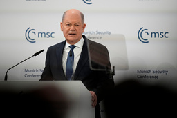 Tysklands förbundskansler Olaf Scholz håller tal på säkerhetskonferensen i München