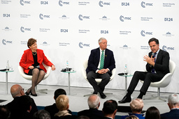 De amerikanska senatorerna Jeanne Shaheen och Lindsey Graham samt Natos generalsekreterare på scen på den pågående säkerhetskonferensen i München.