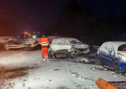 En uppsamlingsplats för bilar som krockat på E18.