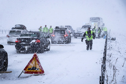 Ett stort antal bilar var involverade i krocken på E4 norr om Uppsala på lördagsförmiddagen.