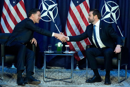 USA:s vicepresident JD Vance, till höger, skakade hand med Natos generalsekreterare Mark Rutte vid säkerhetskonferensen i München på fredagen.