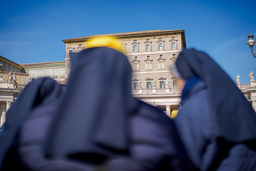 Katolska nunnor på Petersplatsen på söndagen blickar upp mot det stängda fönster där påven normalt sett håller sin Angelusbön.