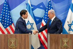 Benjamin Netanyahu vill följa USA:s linje, här förkroppsligad av utrikesminister Marco Rubio i Jerusalem i söndags.