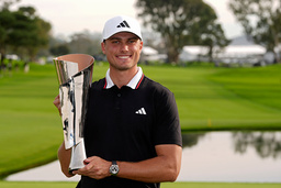 Ludvig Åberg poserar med sin pokal efter vinsten i San Diego.