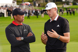 Ludvig Åberg tillsammans med golflegendaren Tiger Woods, som står värd för tävlingen. 'Att vinna hans tävling är riktigt coolt, det betyder mycket', säger Åberg om Woods.