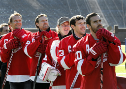 Nicklas Lidström, Niklas Kronwall, amerikanen Jimmy Howard, ryssen Pavel Datsiuk, och Henrik Zetterberg i Detroitdressen 2012. Arkivbild.