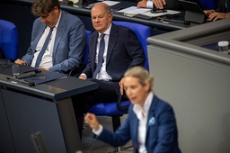 Tysklands förbundskansler Olaf Scholz (SPD), lyssnar på Alice Weidel (AFD) under en debatt i höstas.