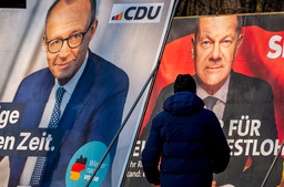 Valaffischer för CDU:s Friedrich Merz och sittande förbundskansler Olaf Scholz (SPD) i Frankfurt.