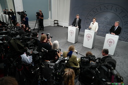 Danmarks statsminister Mette Frederiksen (S) flankerad av försvarsminister Troels Lund Poulsen (V) och utrikesminister Lars Løkke Rasmussen (V) på presskonferensen i Köpenhamn på onsdagen.