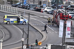 Polisen spärrade av ett område i Gamla stan i Stockholm när en handgranat hittades på en cykelbana. Arkivbild.