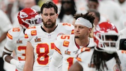 Kansas City Chiefs-stjärnorna Travis Kelce och Patrick Mahomes i samband med förlusten i Super Bowl tidigare i februari.