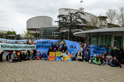 Flera klimatrorganisationer demonstrerar utanför Europadomstolen i Strasbourgh i Frankrike. Arkivbild.