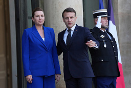 Frankrikes president Emmanuel Macron (till höger höger) tar emot den danska statsminister Mette Frederiksen i måndags.