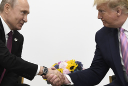 Rysslands president Vladimir Putin skakar hand med sin amerikanske motsvarighet Donald Trump under ett G20-möte i japanska Osaka 2019.