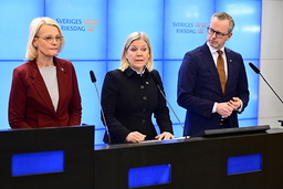 Socialdemokraternas partiledare Magdalena Andersson tillsammans med partiets ekonomisk-politiske talesperson Mikael Damberg och EU-parlamentariker Heléne Fritzon.