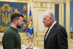 Ukrainas president Volodymyr Zelenskyj träffar USA:s sändebud Keith Kellogg i Kiev.