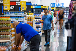 Konsumenter shoppar på Walmart. Arkivbild.