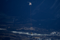 Helikoptern som för bort Nils Alphand efter kraschen.