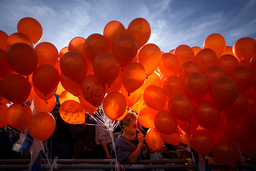 Israeliska demonstranter med orange ballonger – som symboliserar Ariel och Kfir Bibas, som hade orange-färgat hår. Arkivbild från 2024.