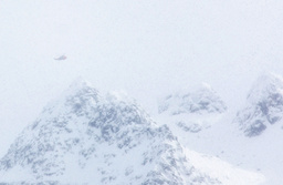 Minst en person ligger under snön efter en lavin i Norge. Arkivbild från Lofoten.