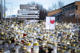 Ljus och blommor på minnesplatsen utanför Risbergska skolan i Örebro på torsdagen.