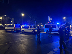 Polisen på plats där ett knivdåd har skett under fredagskvällen vid Förintelsemonument i Berlin.