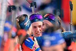 Hanna Öberg ( i mitten) i glädjetårar tillsammans med Ella Halvarsson och lillasyster. Elvira Öberg (till höger) efter VM-bronset i stafett.