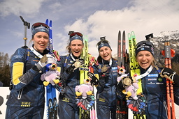 Svenska VM-bronsmedaljörer från vänster: Elvira Öberg, Hanna Öberg, Ella Halvarsson och Anna Magnusson.