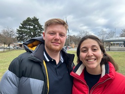 Ingenjören Maximilian och läkaren Arusha utanför en vallokal i Reinickendorf i nordvästra Berlin.