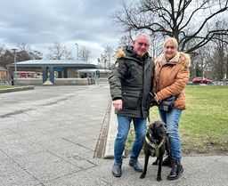 Susanne och Thomas utanför en vallokal i Reinickendorf i nordvästra Berlin. Paret vill att tyska militären stärks, men också satsningar på utbildning.