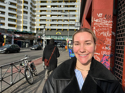 Polisstudenten Leonie bor i Dortmund, men är på besök i Berlin. Hon har brevröstat.