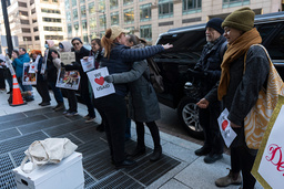 Personer som samlats som stöd för USAID i Washington den 21 februari.