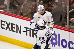 Torontos svenske poängplockare Pontus Holmberg och William Nylander firar efter 5–2 målet mot Chicago.